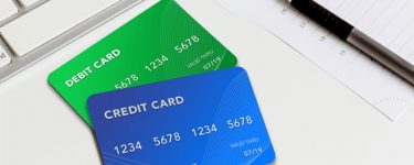 Phân biệt thẻ tín dụng và thẻ ghi nợ? Nên sử dụng thẻ nào?