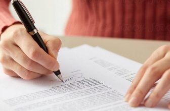 Nhân viên ngân hàng không được ép khách mua bảo hiểm